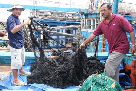 Đống lưới dính dầu thô đen như hắc ín của ông Nguyễn Cu (Tuy Hòa, Phú Yên).